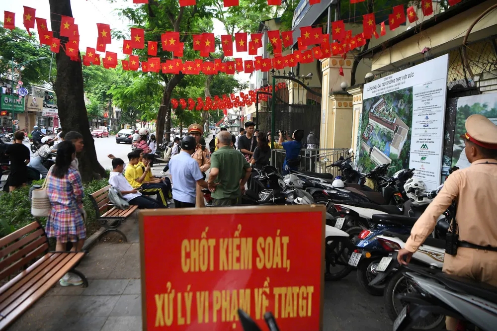 Sáng 12-9, trên địa bàn TP Hà Nội, cảnh sát giao thông lập nhiều chốt kiểm tra, kiểm soát, xử lý vi phạm về trật tự an toàn giao thông. Ảnh: GIA KHÁNH z7003027553196_de8aaa1f1249f5c2c061b18d8f5ab7d4.jpg