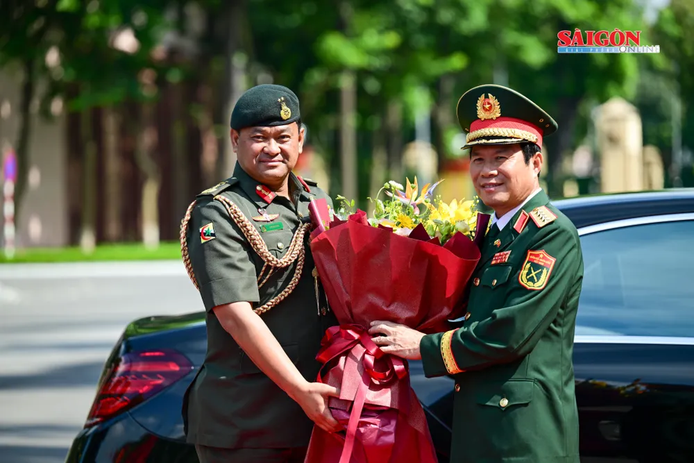 Đại tướng Nguyễn Tân Cương tặng hoa chào mừng Thiếu tướng Dato Paduka Seri Haji Muhammad Haszaimi. Ảnh: ĐỖ TRUNG DSC_1764.jpg