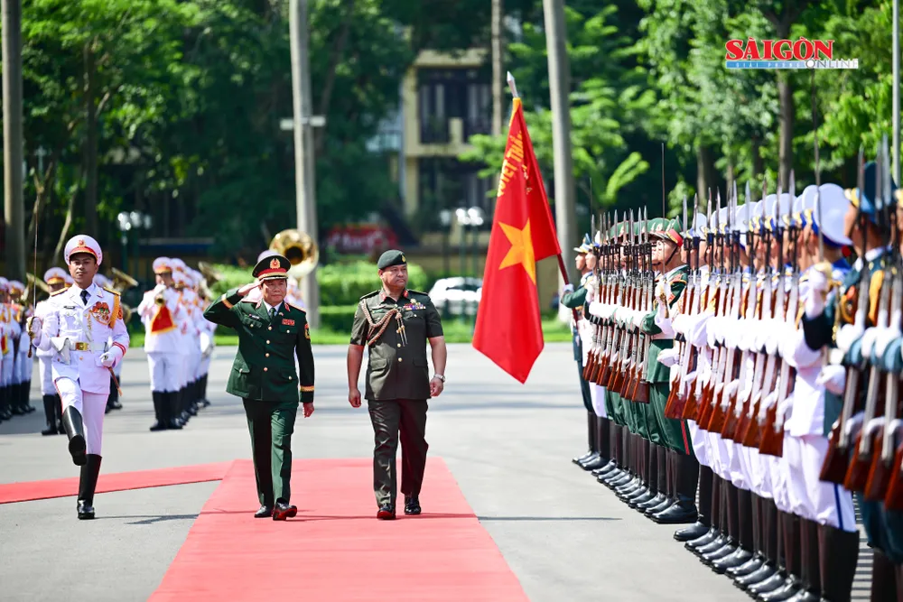 Tổng Tham mưu trưởng Quân đội nhân dân Việt Nam và Tư lệnh Quân đội Hoàng gia Brunei duyệt đội danh dự. Ảnh: ĐỖ TRUNG DSC_1826.jpg