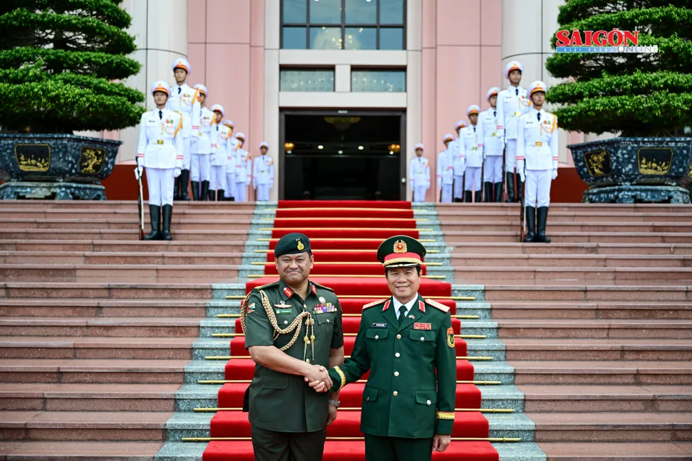 Tổng Tham mưu trưởng Quân đội nhân dân Việt Nam và Tư lệnh Quân đội Hoàng gia Brunei chụp ảnh chung. Ảnh: ĐỖ TRUNG DSC_2010.jpg