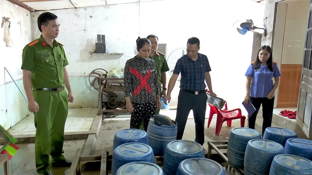 Cơ quan chức năng kiểm tra cơ sở sản xuất giá đỗ của Trần Thị Hạnh giá đỗ.jpg