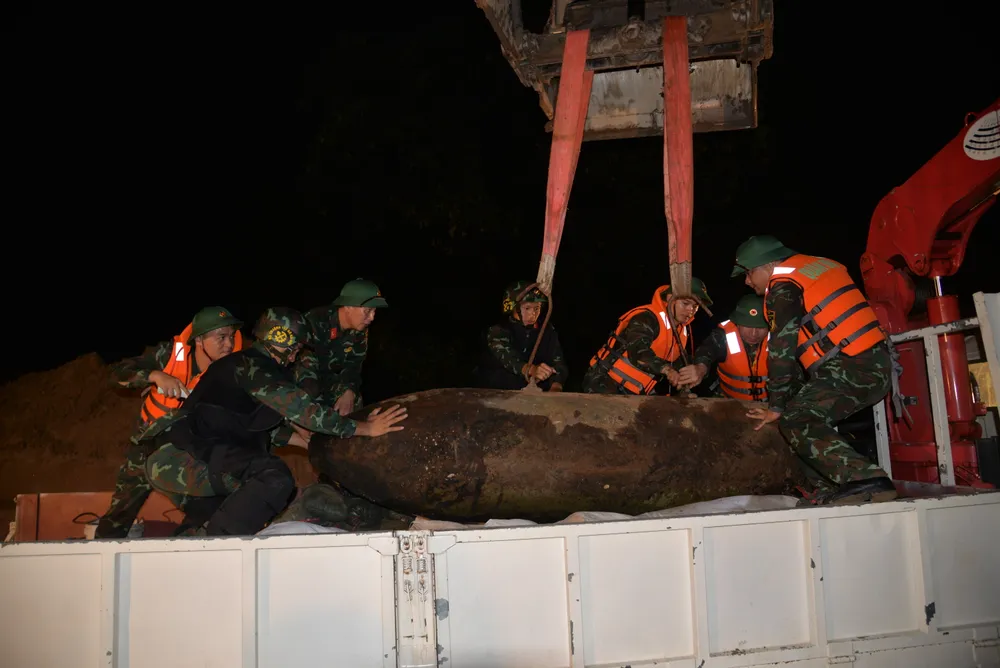 Tiến hành di dời và vận chuyển 2 quả bom về địa điểm xử lý DSC_5369.JPG