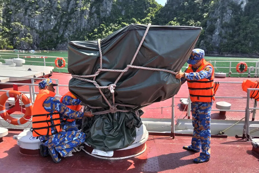 Chằng buộc vũ khí, trang bị, khí tài trên mặt boong chống ảnh hưởng của bão Chằng buộc vũ khí, trang bị, khí tài trên mặt boong chống ảnh hưởng của bão.jpg