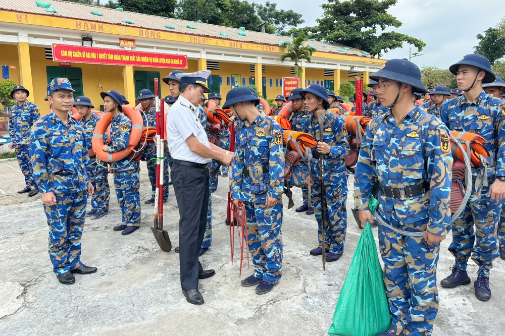 Thủ trưởng Bộ Tư lệnh Vùng 1 kiểm tra công tác phòng chống bão tại Lữ đoàn 147 Thủ trưởng Bộ Tư lệnh Vùng 1 kiểm tra công tác phòng chống bão tại Lữ đoàn 147.jpg