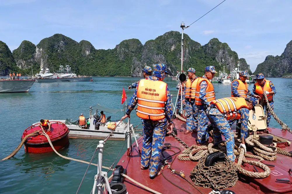 Thực hiện các biện pháp chằng buộc tàu thuyền tại khu neo đậu Thực hiện các biện pháp chằng buộc tàu thuyền tại khu neo đậu.jpg