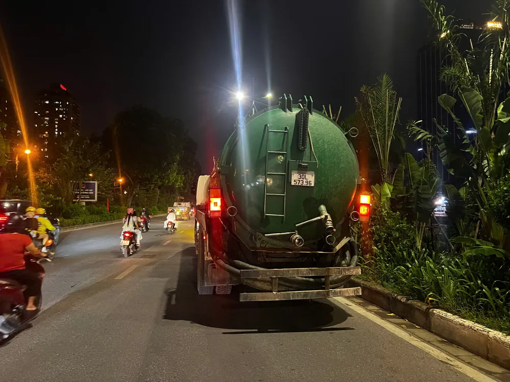 Hình ảnh chiếc xe bồn mang chất thải đổ ra sông Tô Lịch z7044144139868_af2c311258881ab7bd7b37f244af4e6a.jpg