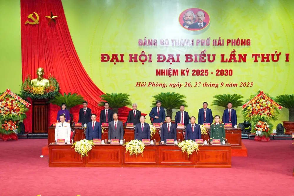 Trong ngày làm việc đầu tiên, đại hội bầu Đoàn Chủ tịch, Đoàn Thư ký và Ban Thẩm tra tư cách đại biểu, đồng thời thông qua chương trình, quy chế làm việc và nội quy đại hội 4.jpg
