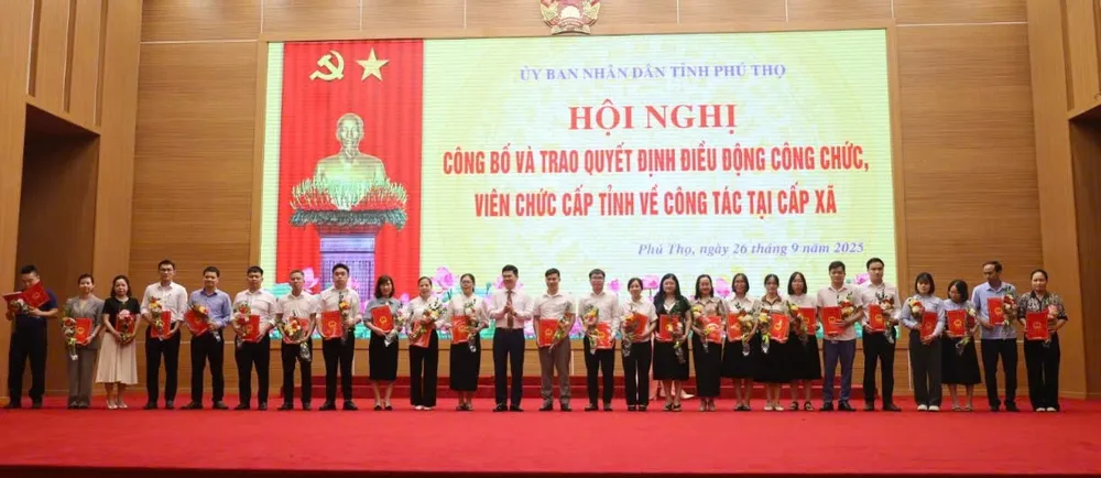 Lãnh đạo tỉnh Phú Thọ trao quyết định cho công chức, viên chức về công tác tại các xã 6175.jpg