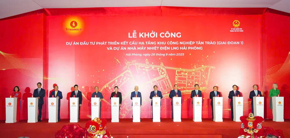 Thủ tướng và các đại biểu bấm nút khởi công 2 dự án anh khoi cong.jpg