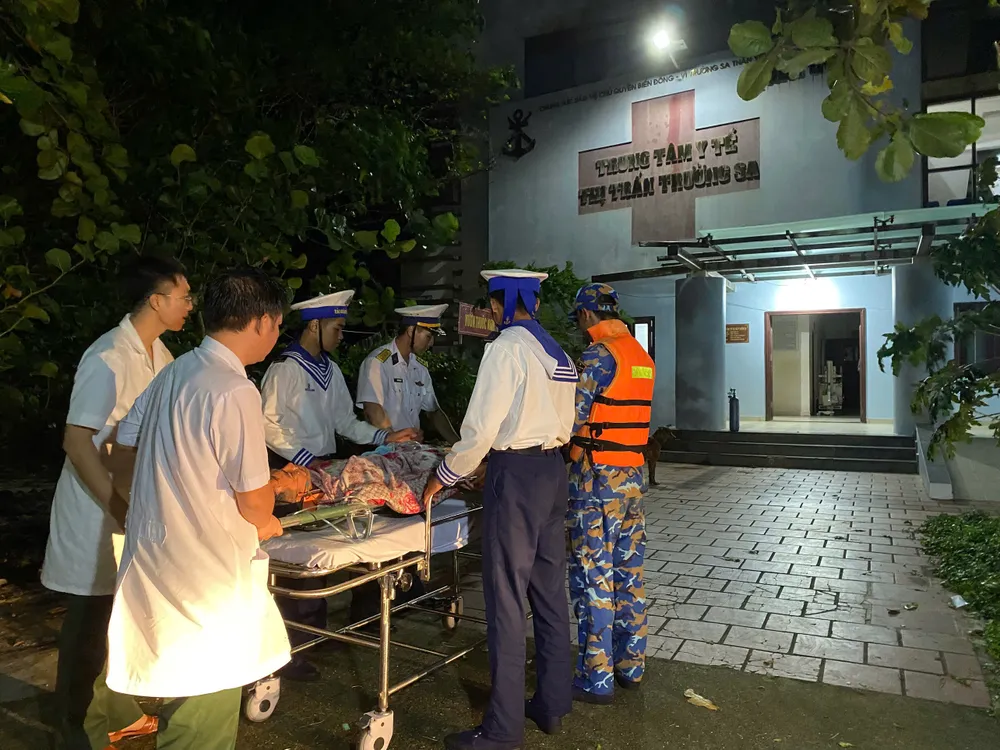 Ngư dân gặp tai nạn được điều trị kịp thời tại Bệnh xá Trường Sa cán bộ, chiến sĩ đảo Trường Sa vận chuyển ngư dân vào bệnh xá.jpg