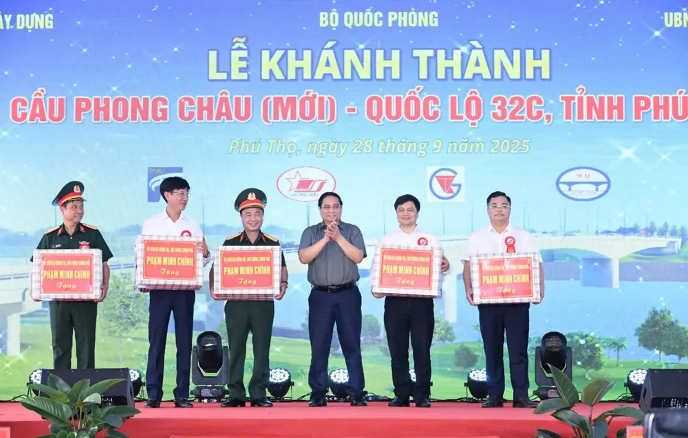 Dịp này, Thủ tướng Chính phủ đã biểu dương, tặng quà các đơn vị tham gia thi công cầu Phong Châu mới 9.jpg
