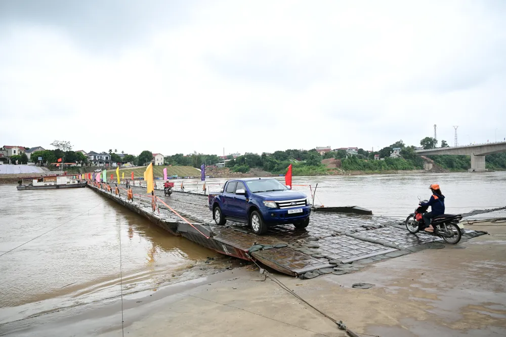 Trong quá trình vận hành cầu phao, nhiều lần, đơn vị vận hành phải cắt cầu do lưu tốc dòng chảy không cho phép vận hành, để đảm bảo an toàn cho phương tiện và người dân. Ảnh: ĐỖ TRUNG DSC_2381.JPG