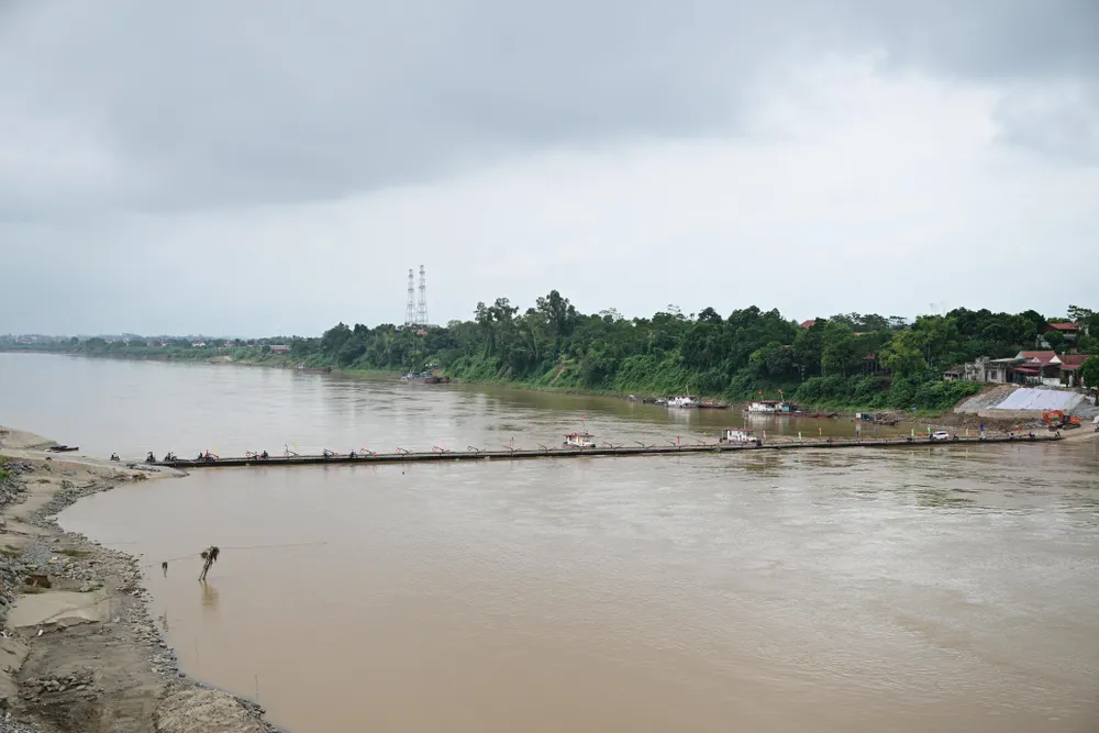 Cầu phao nhìn từ trên cầu Phong Châu mới. Ảnh: ĐỖ TRUNG DSC_2575.JPG
