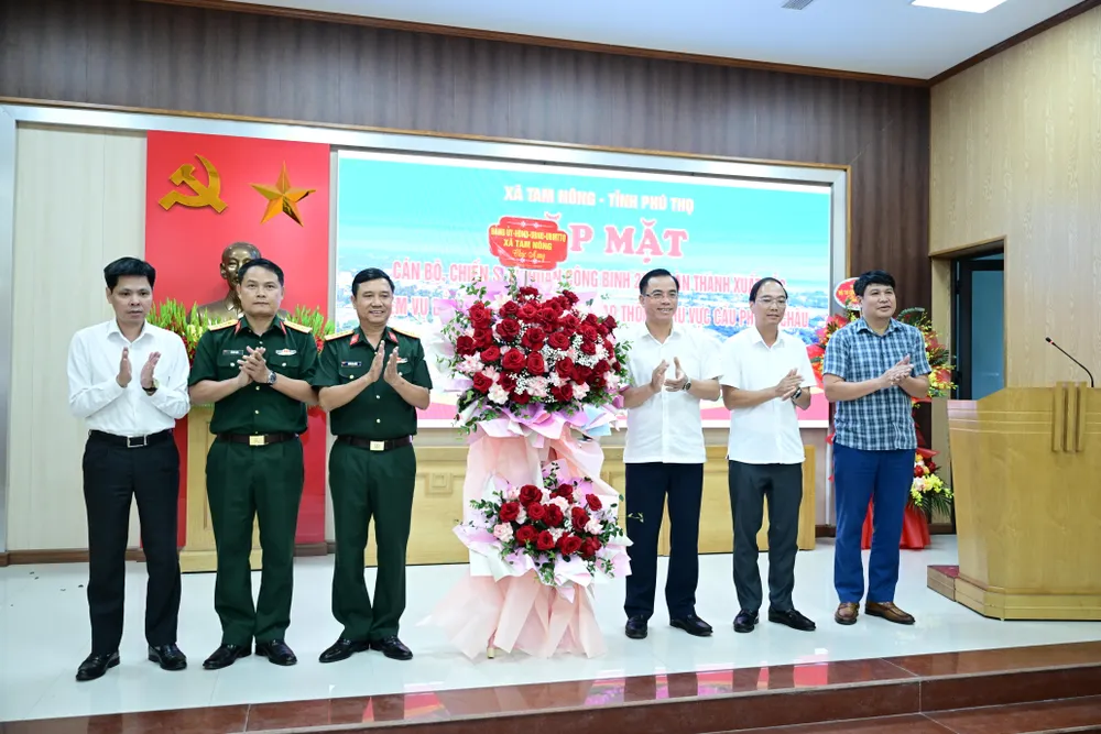 Trước khi chia tay cán bộ chiến sĩ thực hiện vận hành cầu phao, UBND xã Tam Nông đã tổ chức buổi gặp mặt tri ân. Ảnh: ĐỖ TRUNG DSC_2800.JPG