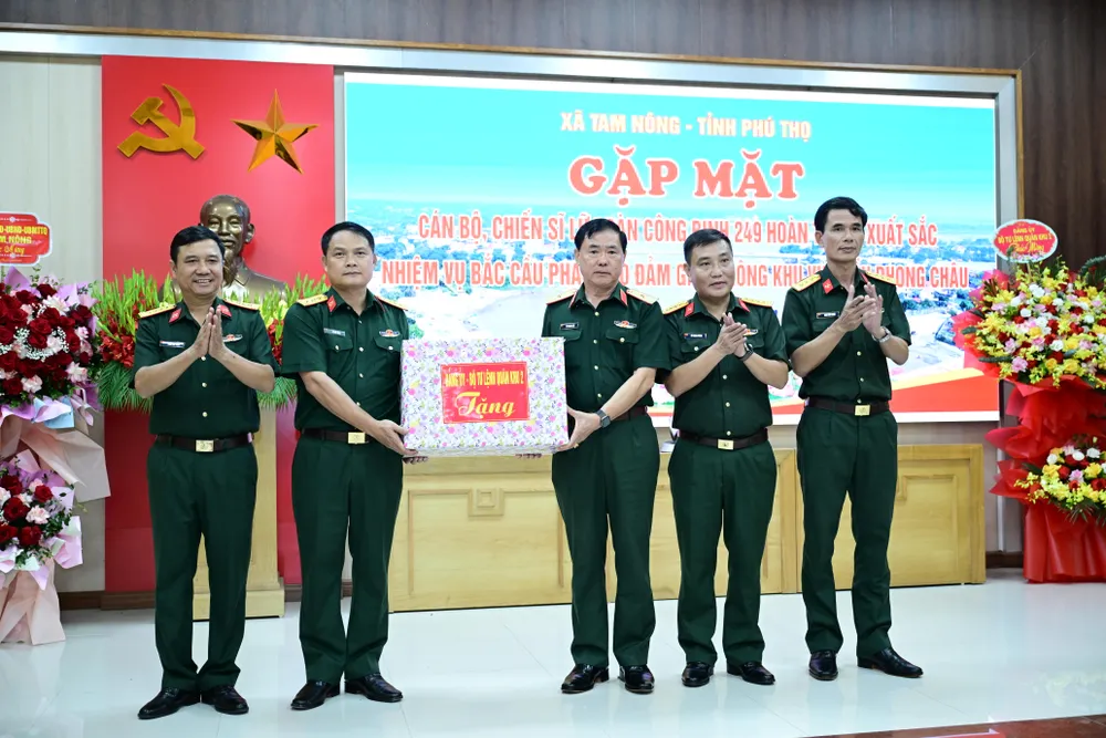 Lãnh đạo Bộ Tư lệnh Công binh tặng quà đơn vị vận hành cầu phao - Lữ đoàn Công binh 249. Ảnh: ĐỖ TRUNG DSC_2820.JPG