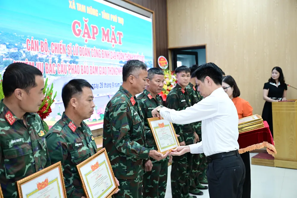 UBND xã Tam Nông tặng giấy khen cho các cá nhân có đóng góp lớn trong quá trình vận hành cầu phao. Ảnh: ĐỖ TRUNG DSC_2933.JPG