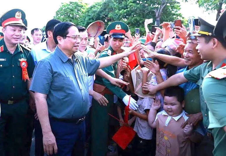 Nhân dân tỉnh Phú Thọ đến chứng kiến lễ khánh thành và chào mừng Thủ tướng Phạm Minh Chính tới dự z7057941741362_1d3c6778f4c6e7d3c8bc76b3427c7e6a.jpg