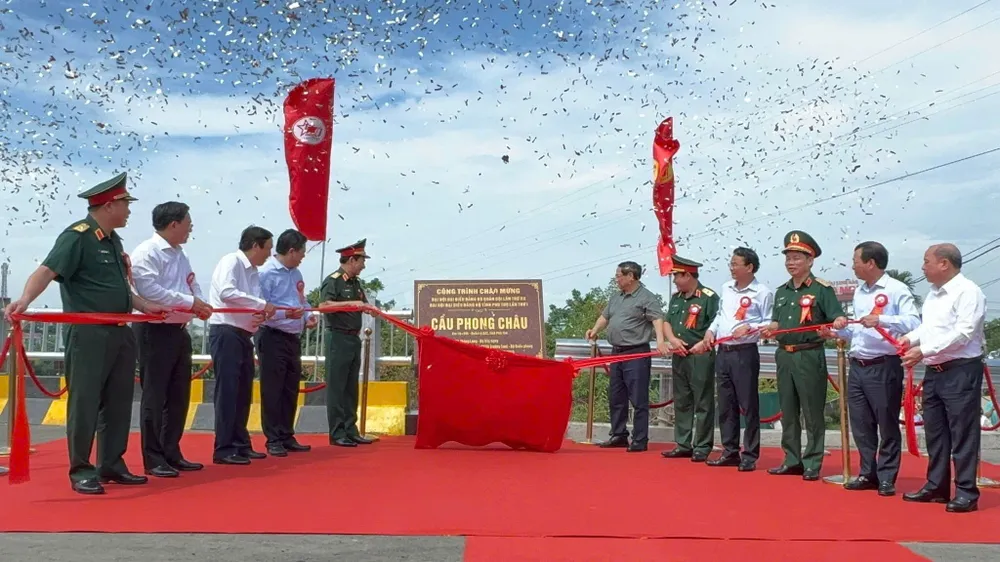 Thủ tướng Phạm Minh Chính và các đại biểu thực hiện nghi thức gắn biển cầu Phong Châu mới z7058264991536_9ce39b60f47a29451f5e91757a9ec906.jpg