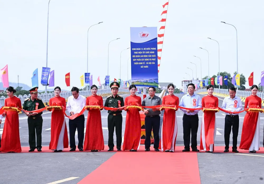 Thủ tướng Phạm Minh Chính và các đại biểu cắt băng khánh thành z7058266793774_67947abbdf647096add81b96db592062.jpg