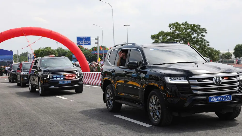 Đoàn xe Thủ tướng Phạm Minh Chính đi qua cầu Phong Châu mới z7058375424771_e350025e6d348b0341eb32752592bcb8.jpg