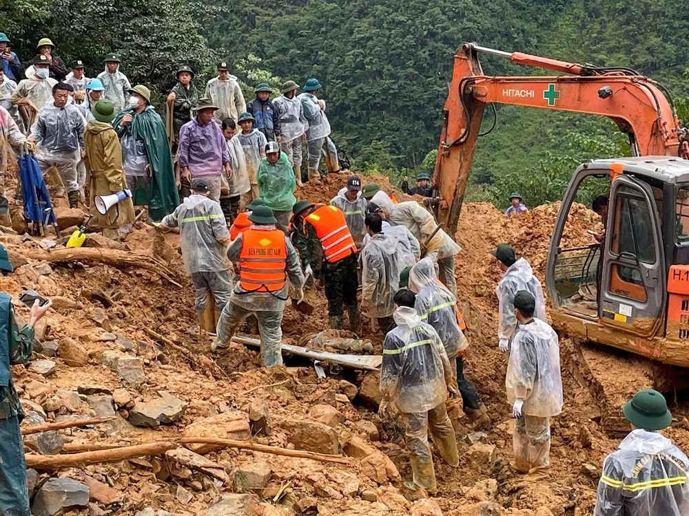 Lực lượng chức năng đưa nạn nhân ra ngoài đống đất đá 557213246_1274234934740750_5011962855292099688_n.jpg