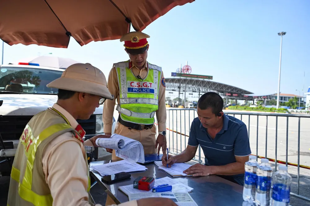 Cảnh sát giao thông xử phạt vi phạm hành chính người vi phạm. Ảnh minh họa: CỤC CẢNH SÁT GIAO THÔNG 6435.jpg