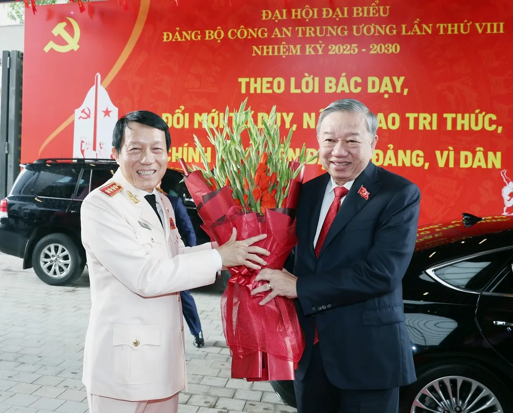 Đại tướng Lương Tam Quang, Bộ trưởng Bộ Công an tặng hoa Tổng Bí thư Tô Lâm. Ảnh: BỘ CÔNG AN photo-library-20251004084406-ac3249b4-6cea-45a7-b7af-fd7dd85b6cb8-035a8358.jpg