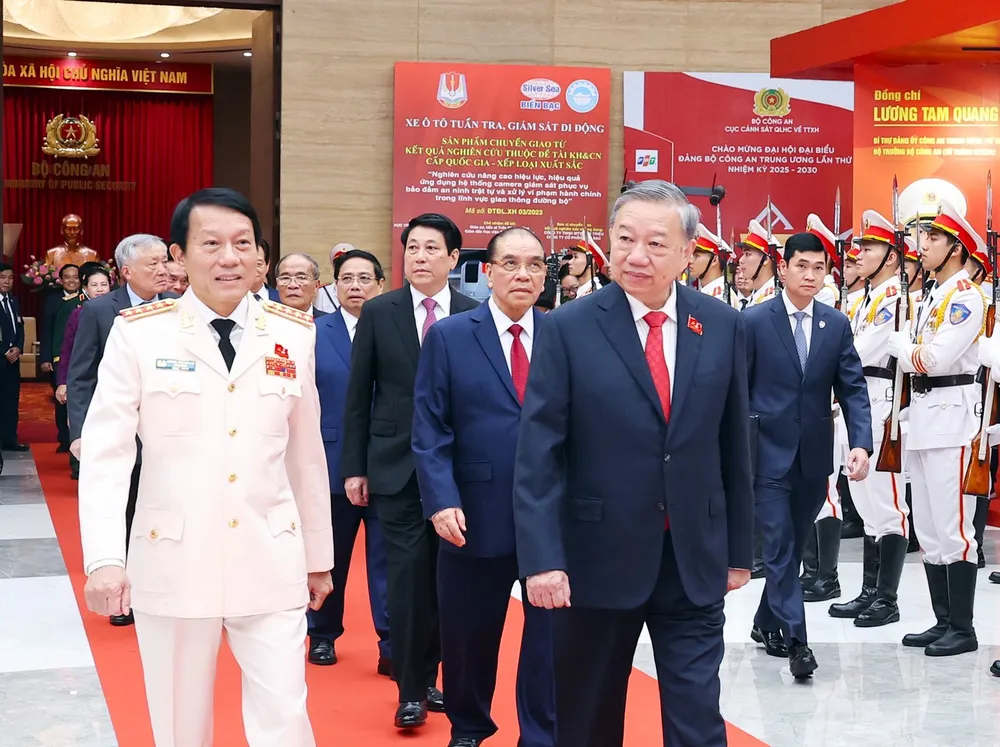 Tổng Bí thư Tô Lâm cùng các đại biểu tới dự đại hội. Ảnh: BỘ CÔNG AN photo-library-20251004084406-d215e32f-38eb-4e99-86fe-3ac54cff13e6-035a8438.jpg
