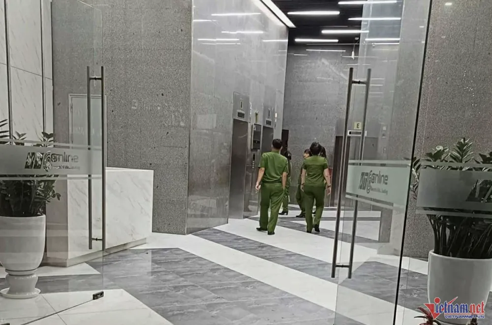 Công an xuất hiện tại tòa nhà số 18 Tam Trinh. Ảnh: BÁO VIETNAMNET Ảnh màn hình 2025-10-07 lúc 16.33.23.png