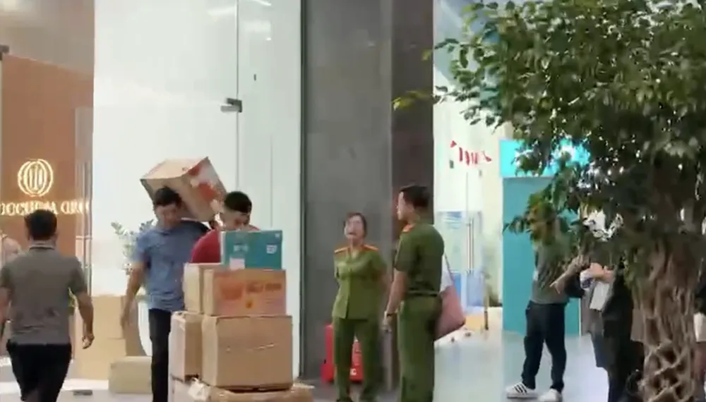 Hàng chục thùng carton được cho là tài liệu liên quan tới Shark Bình được cơ quan chức năng vận chuyển ra ngoài tòa nhà Ảnh màn hình 2025-10-07 lúc 21.38.34.png