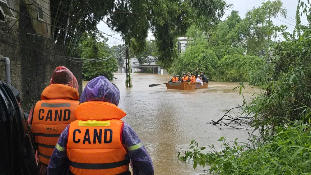 Lực lượng công an phối hợp giúp đỡ đưa người dân ra khỏi khu vực ngập lụt tại tỉnh Thái Nguyên 4.jpg