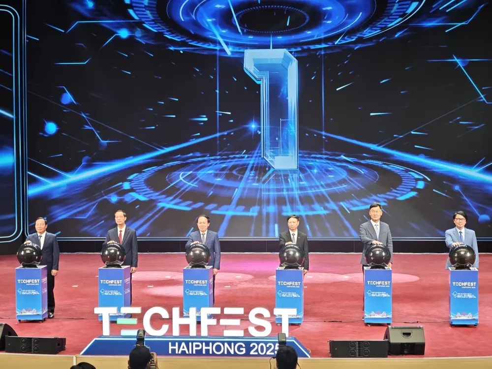 Lãnh đạo TP Hải Phòng thực hiện nghi thức khai mạc sự kiện TechFest Hải Phòng 2025 1.jpg
