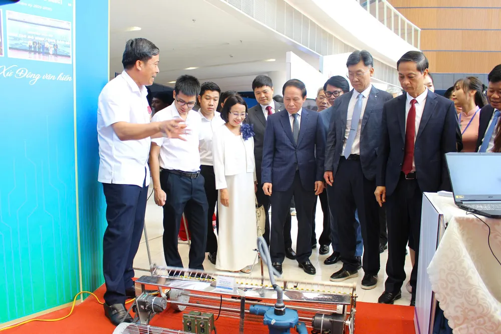 Một số gian hàng công nghệ tại sự kiện 2.jpg