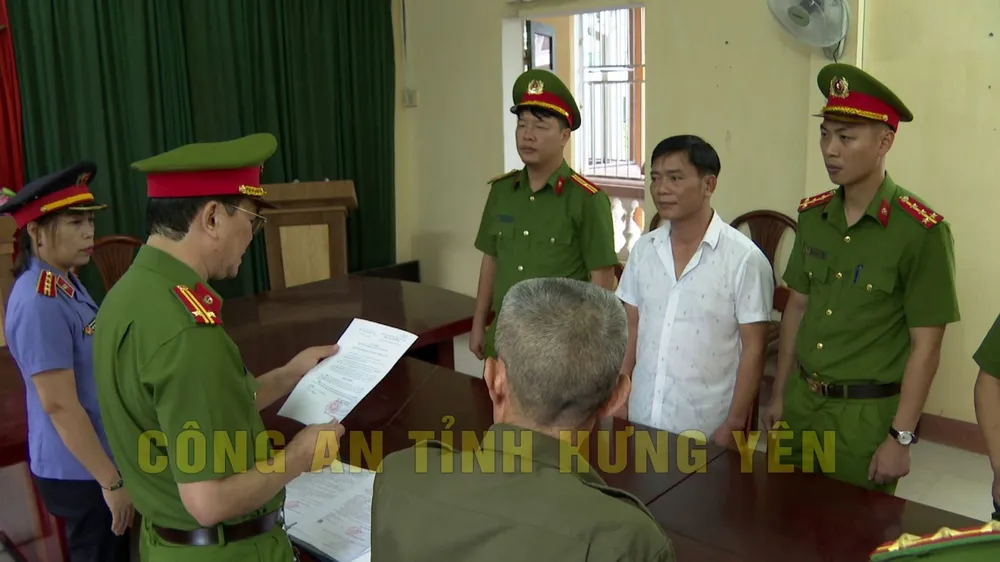 Bị can Nguyễn Thế Bảo (áo trắng) nghe đọc các quyết định tố tụng của cơ quan công an. Ảnh: CÔNG AN TỈNH HƯNG YÊN Ảnh 1 - Cơ quan Cảnh sát điều tr.jpg