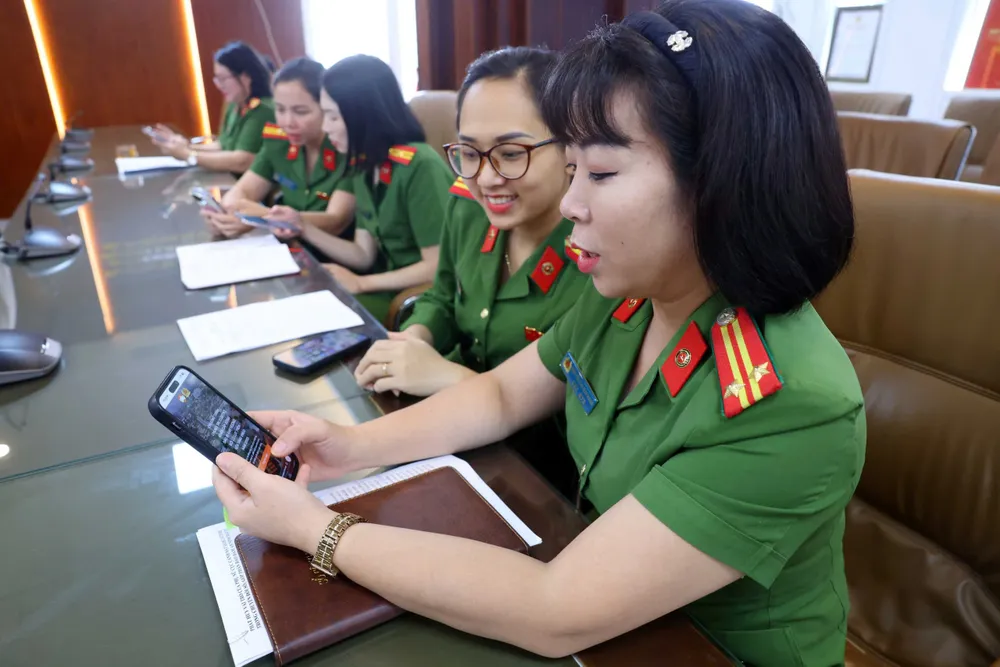 Cán bộ công an C06 thực hiện thao tác ủng hộ đồng bào bão lũ trên nền tảng VNeID. Ảnh: PHẠM KIÊN thao tac.jpg