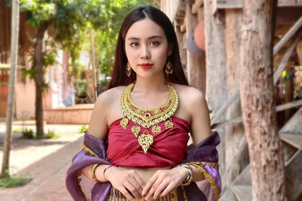 Mayssa Phanthabouasy là cô gái Lào nổi tiếng nhờ hành trình theo dõi diễu binh, diễu hành A50 ở TPHCM hay A80 ở Hà Nội maysaa1.jpg