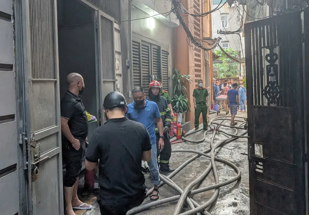 Ngôi nhà xảy ra cháy có ngõ vào nhỏ, gây khó khăn cho công tác chữa cháy z7104286974453_2c5b30f40b30634a7e9b685dc61b4864.jpg