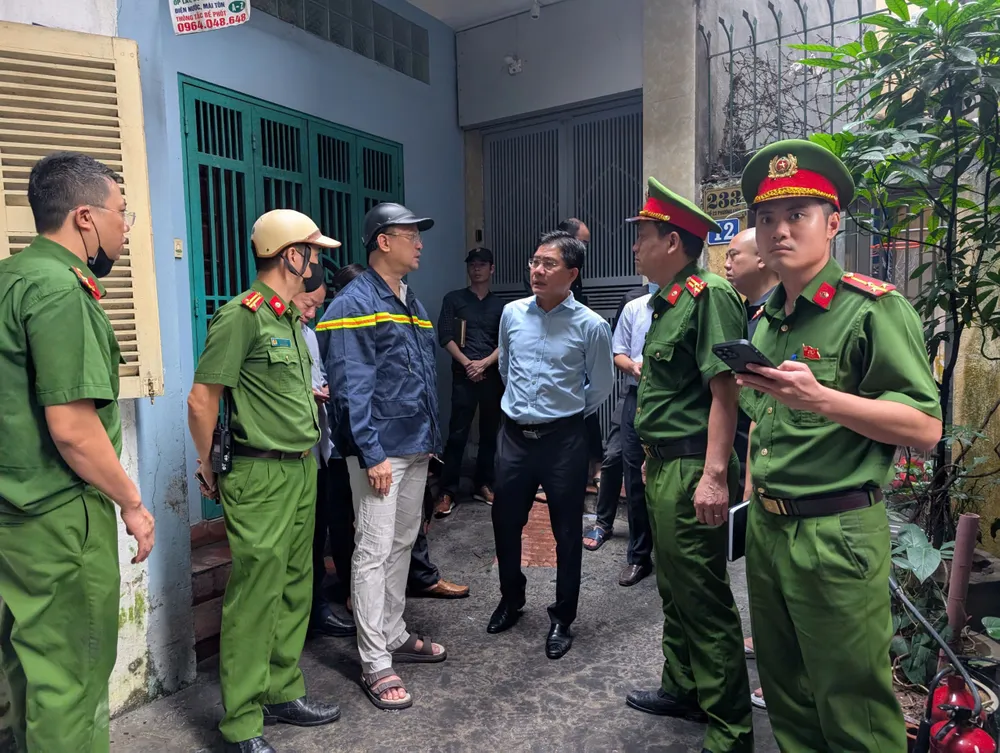 Lãnh đạo Cục Cảnh sát PCCC-CNCH và Công an TP Hà Nội có mặt tại hiện trường vụ cháy z7104286987934_3d790432981e99e783b06a6e3140c12a.jpg