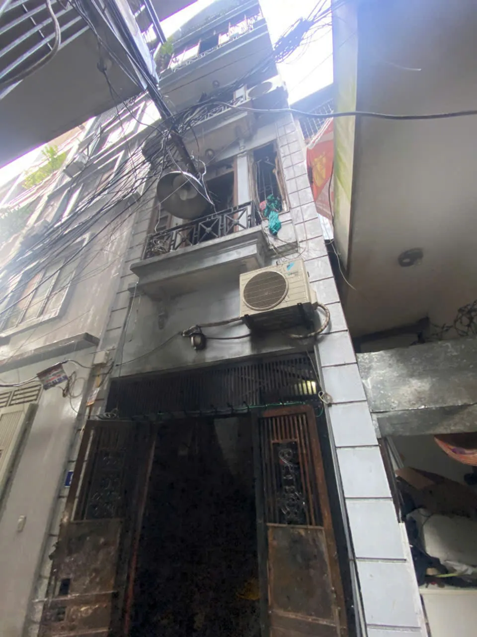 Ngôi nhà bị cháy cao 4 tầng và 1 tum z7104287056246_a6dd58fe8dbec0aa8439e2f08a2acf62.jpg