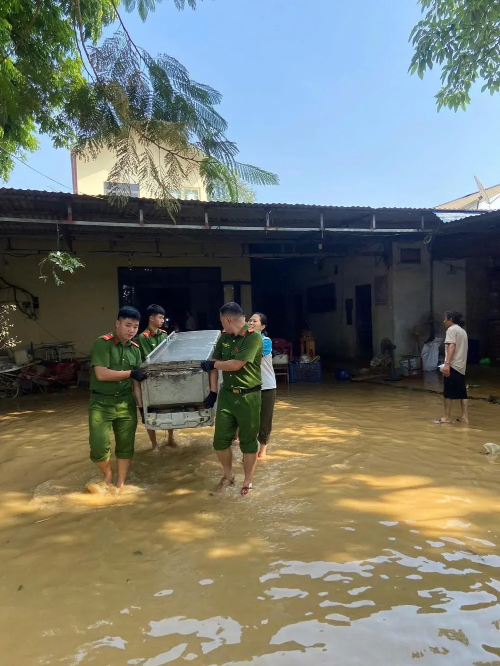 Di chuyển tài sản của người dân ra khỏi khu vực ngập úng 558981265_1217446757091783_58702.jpg