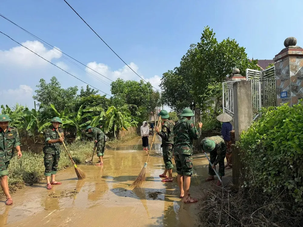 Cùng với lực lượng công an, lực lượng quân đội cũng điều động nhiều cán bộ chiến sĩ hỗ trợ nhân dân khắc phục hậu quả bão số 11 561466170_1217446783758447_75633.jpg