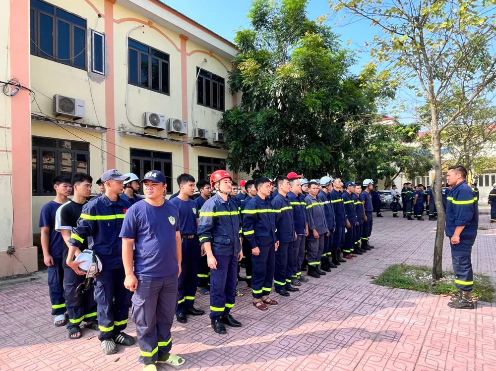 Lực lượng cảnh sát PCCC-CNCH Công an TP Hà Nội huy động lực lượng tham gia khắc phục hậu quả lũ lụt ở xã Trung Giã, Hà Nội z7107961377276_a5f90c04967483e7df8393ca0ea4d024.jpg