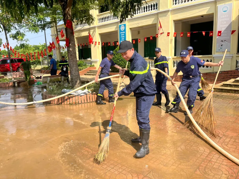 Các chiến sĩ PCCC-CNCH dùng chổi đẩy từng bùn, đất và nước ra khỏi khu vực trường học trên địa bàn z7107962294772_f15d083bb60f744c100bc8467882dc81.jpg