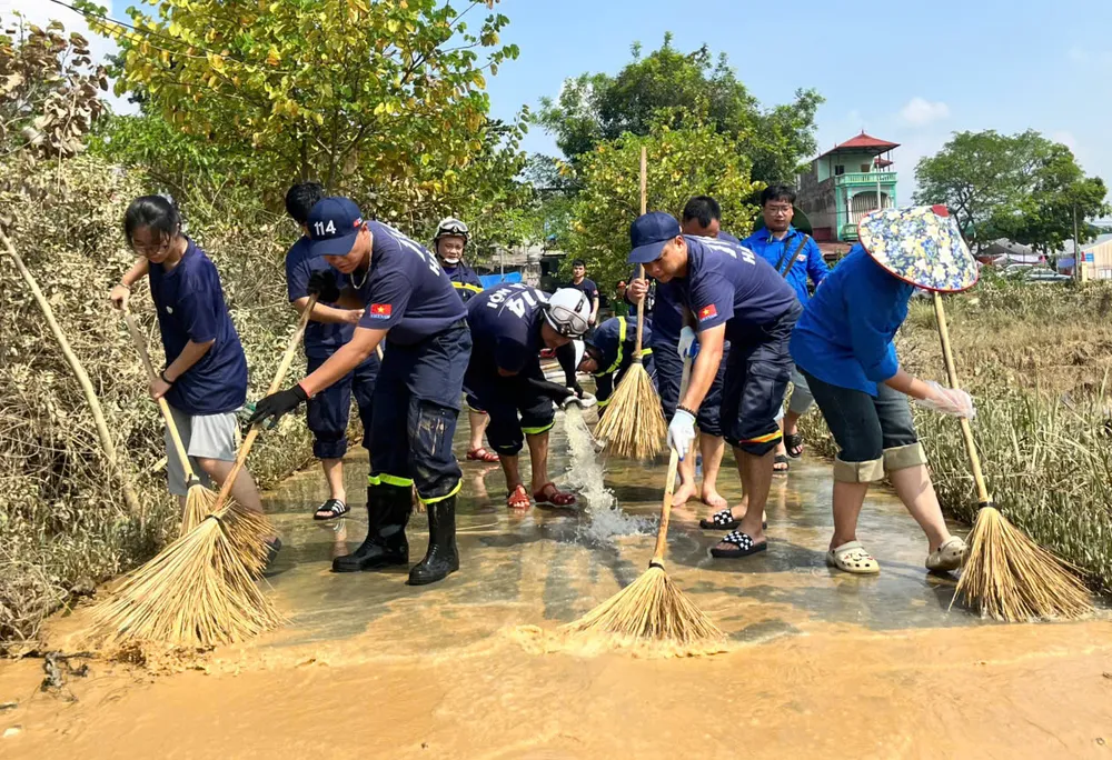 Công an, thanh niên, đoàn viên tham gia vệ sinh dọn dẹp bùn đất trên các đoạn đường ở xã Trung Giã z7107962596706_0c5af4e54db87fc8a222ac9e78382294.jpg