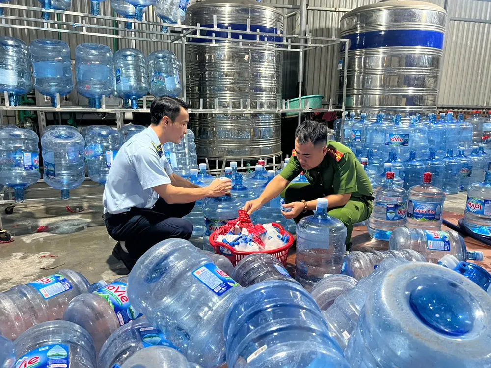 Hiện trường làm nước Lavie giả nuoc.jpg