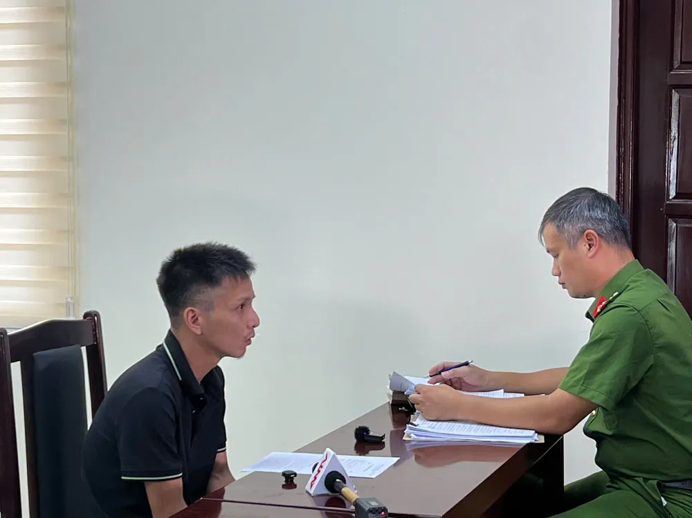 Lê Văn Viết tại cơ quan điều tra Viet.jpg