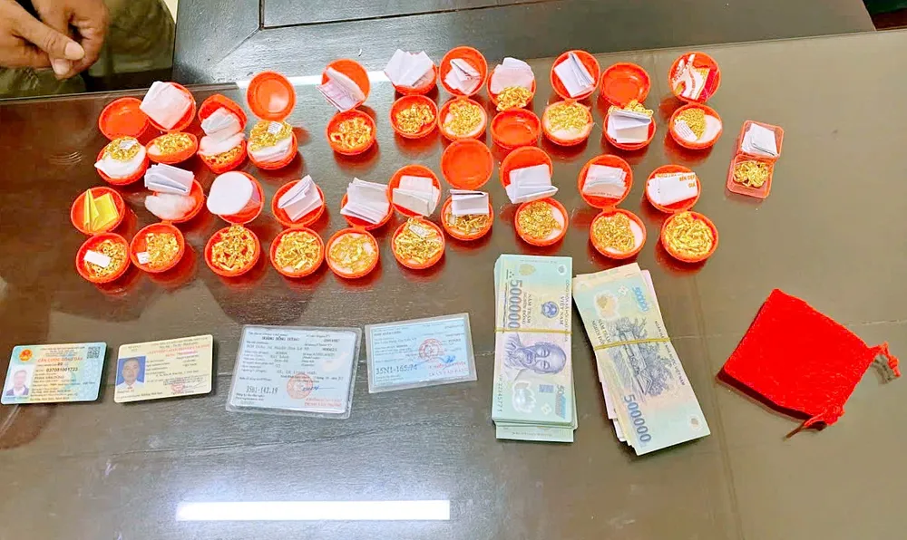 Số lượng vàng được cho là giả và tang vật công an thu giữ vangh gia.jpg