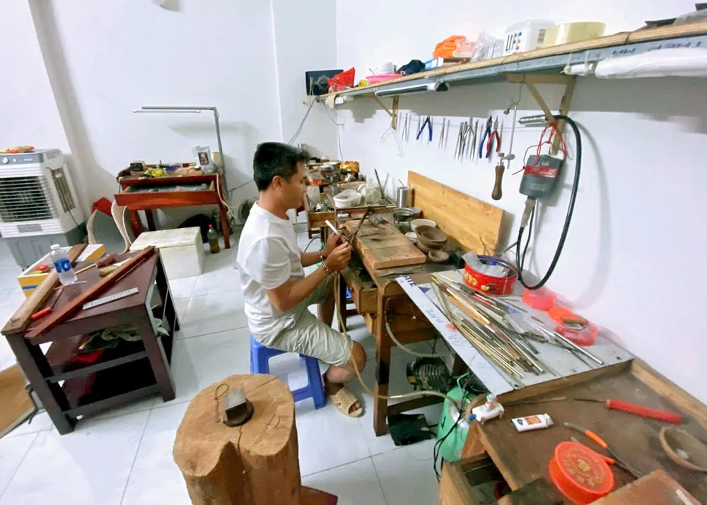 Khu vực chế tác vàng giả của đối tượng xưởng.jpg