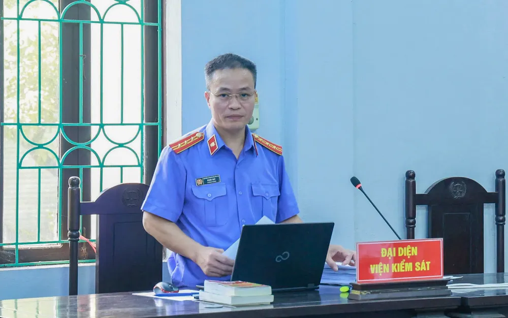 Đại diện Viện Kiểm sát nhân dân tỉnh Hưng Yên tại phiên tòa. Ảnh: PHƯƠNG VŨ VKS.jpg