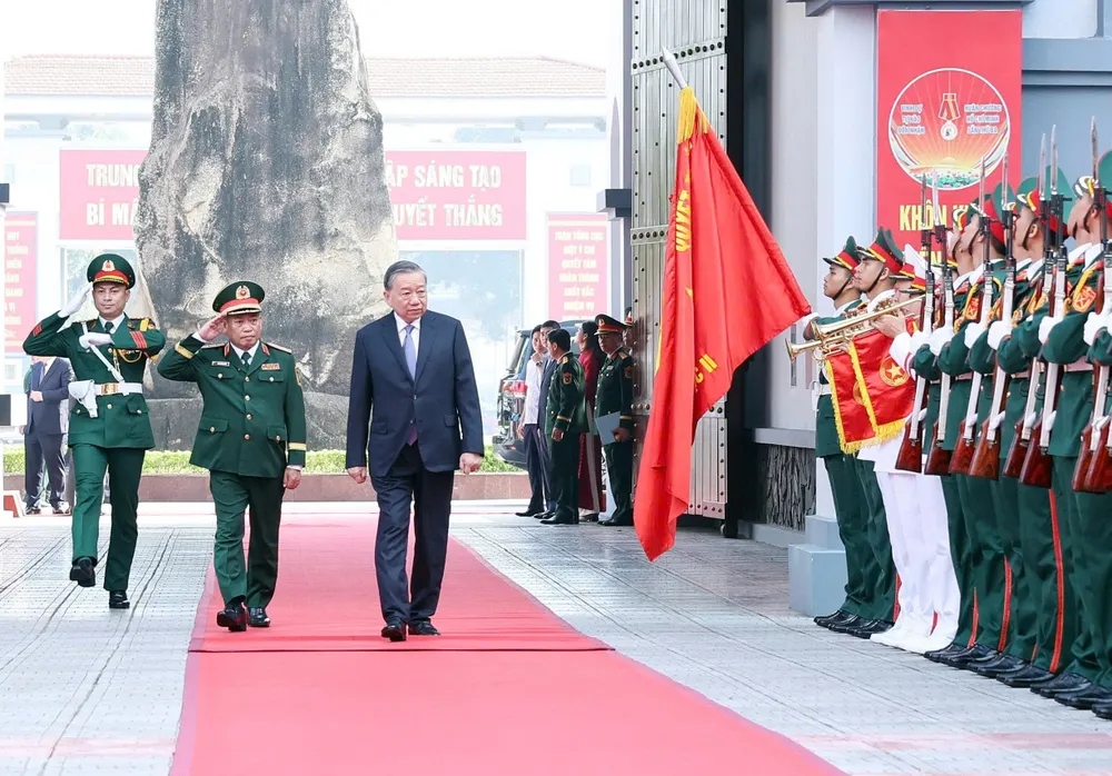 Tổng Bí thư Tô Lâm duyệt Đội danh dự Quân đội nhân dân Việt Nam tại lễ kỷ niệm, sáng 18-10 Ảnh: VIẾT CHUNG z7129373286558_2d14560f2912f9b38fb4abb8af562e2b.jpg